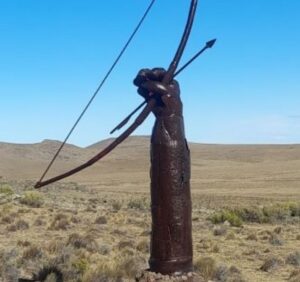 Escultura aonikenk recibe a turistas