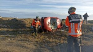 Auto vuelca por varios metros en curva de Costanera: dos lesionados, uno de ellos grave