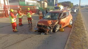 Chofer ebrio atrapado tras chocar contra poste