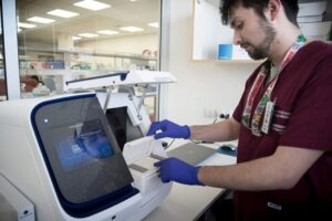 Secuenciador de ADN permitirá diagnosticar enfermedades genéticas