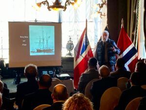 Destacado investigador británico brindó charla sobre pioneros viajes al Polo Sur