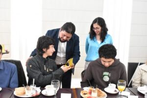 Autoridades regionales recibieron a estudiantes que obtuvieron altos puntajes en la PAES