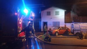 Incendio dejó daños totales en segundo piso de casa ubicada en Barrio Prat