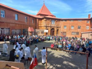 Cientos de feligreses asistieron a la procesión de la Virgen de Lourdes