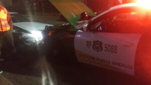 Arresto domiciliario para sujeto que bajo efecto de la cocaína colisionó dos vehículos estacionados y una patrulla de Carabineros