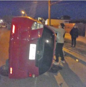 Conductor chocó autos estacionados y terminó volcado en Playa Norte