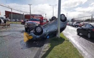 Dos lesionados dejó colisión con volcamiento en Natales