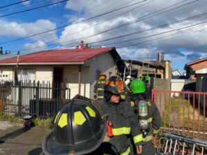 Incendio deja daños en casa interior