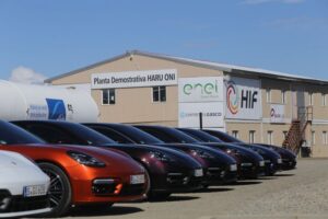 Cargan con eCombustibles Porsche Panamera que recorrerán carreteras de Magallanes
