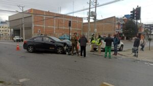 Colisión involucró a un taxi colectivo en el centro de Punta Arenas