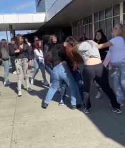 Revelan imágenes de violentas peleas de jóvenes en espacios públicos