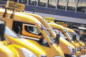 Empujados por la inflación y el precio del petróleo: “buses amarillos” elevarán sus tarifas de cara a nuevo año escolar