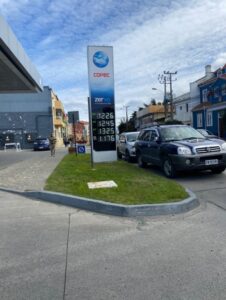 Precios de combustibles bajan a valores de julio de 2022