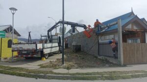 Máquina enganchó cables y terminó derribando dos postes de concreto en el sector sur