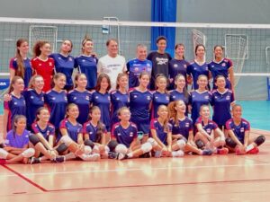 Jugadoras Sub-15 son parte de la preselección nacional de vóleibol en Santiago