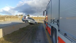Vehículo chocó contra barrera de contención en Ruta 9 Norte