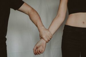 Salida alternativa para madre que golpeó a su hija y arresto domiciliario para hombre con prohibición de acercarse a mujer