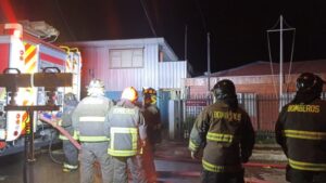 Incendio destruyó por completo vivienda de población Carlos Ibáñez