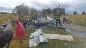 Hombre se salvó de las llamas tras incendiarse auto donde dormía