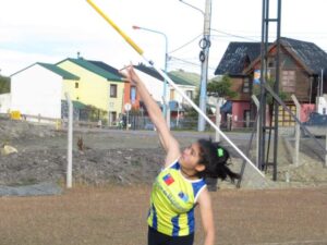 Especialista de jabalina se “lanzó” y logró el segundo lugar juvenil femenino del Cross Country