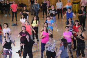 Zumbatón congregó a decenas de mujeres en el Gimnasio Fiscal
