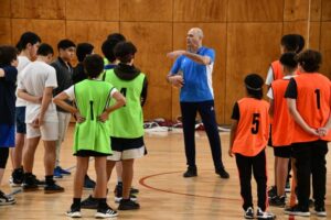 Niños y jóvenes tomaron talleres de balonmano dictados por destacado deportista olímpico