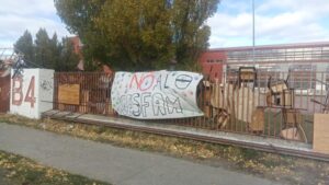 Estudiantes del Liceo María Behety protestaron por instalación de Cesfam provisorio en su patio
