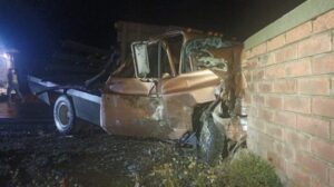 Cuatro personas lesionadas en violenta colisión entre un camión y automóvil