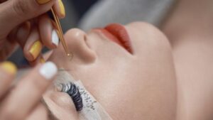 Ojo con las pestañas postizas: un mal procedimiento podría causar daños a la salud ocular
