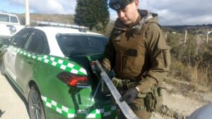 Vuelcan vehículo y amenazan con machete a testigos