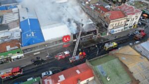 Voraz incendio en calle Bories afectó tres locales en pleno centro de Punta Arenas