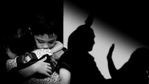 Hombre insulta y agrede a su pareja frente al hijo en común de siete años de edad