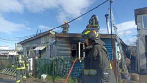 Incendio destruyó por completo vivienda de toma en Punta Arenas