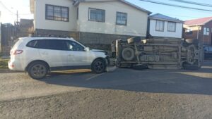 Una colisión con posterior volcamiento se registró en el sector sur de Punta Arenas
