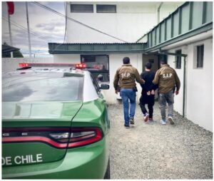 Ebrio protagoniza persecución policial en vehículo robado
