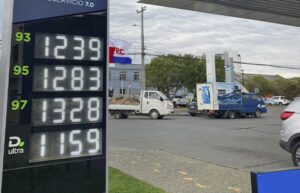 Precio del diésel se acerca cada vez más al valor de la bencina de 93 octanos