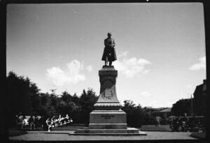 Reinstalación de estatua a Waldo Seguel genera nuevos cuestionamientos
