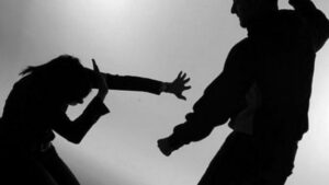 Extranjero golpeó y amenazó de muerte a su pareja: lo habría hecho en otras ocasiones