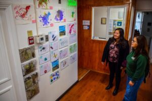 Exhiben trabajos artísticos de niños en Jardines de Verano en Williams