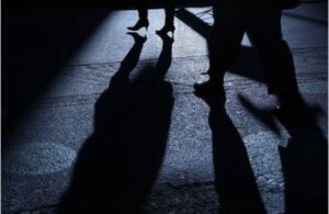Hombre que agredió a expareja en la vía pública es sorprendido con arma de fuego robada en su hogar