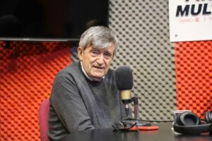 Camilo Escalona se molesta por pregunta de “pitutos” y “amiguismo” en gobierno de Boric