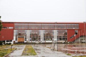 No hay acuerdo: vecinos y Liceo M. Behety en disputa por instalación de Cesfam provisorio