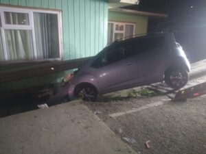 Dos personas se salvan tras choque con barrera