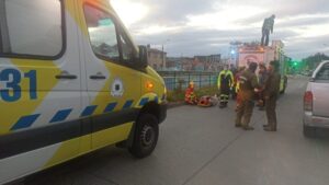 Joven fue rescatado tras caer al lecho del río Las Minas