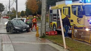 Auto chocó furgón del Centro de Rehabilitación en Avenida España