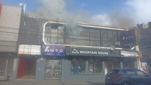 Incendio afectó a restobar en pleno centro de Punta Arenas