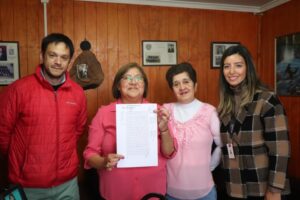 Mujeres jefas de hogar recibieron títulos de dominio en Punta Arenas