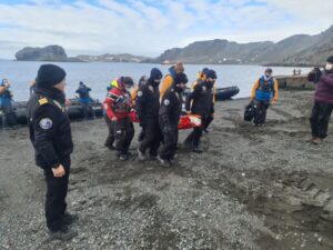 Armada apoyó evacuación médica de pasajera extranjera