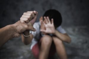 Padre fue formalizado por agredir a su hijo y la justicia acordó una salida alternativa