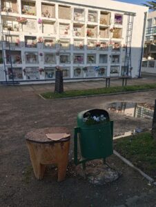 Urna y restos óseos fueron dejados en el cementerio por mujer que perdió familiar el sábado
